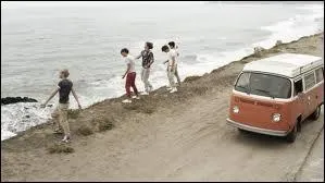 Que font-ils au tout dbut du clip ?