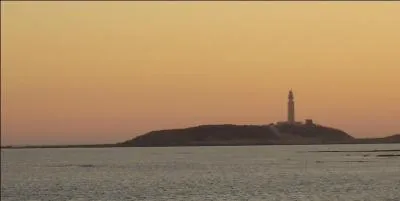 Sur l'une des extrmits duquel de ces dtroits le cap de Trafalgar est-il situ, clbre pour avoir donn son nom  la bataille navale qui s'y est droule en 1805 ?