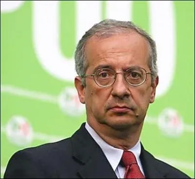 Walter Veltroni,  la tte de la gauche italienne, a prsent sa dmission de chef du Parti dmocrate...