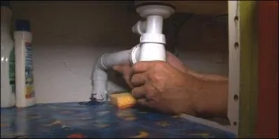 C'est une arnaque trs rpandue, et de plus en plus courante, dans votre bote aux lettres, vous trouvez une carte trs utile, d'apparence officielle, vous indiquant tous les services de votre quartier, mairie, police etc ... mais galement une entreprise soi-disant voisine, prte  intervenir 24h sur 24, elle n'a pas de nom spcial mais ...