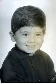 Qui est-ce ? C'est un chanteur.