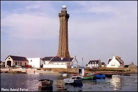 Quelle bataille napolonienne de 1809 a indirectement laiss son nom  un phare breton ?