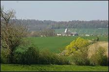 Peupl d' peine plus de 100 habitants, qu'abrite la commune des Trois-Domaines ( Meuse ) ?