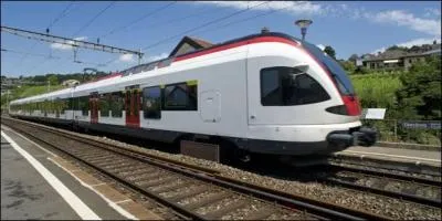 On peut crire :  il reste une place libre  ou  il reste une place de libre . Les deux sont corrects.