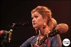 Cette jeune fille charmante n'est pas encore très connue. Elle se nomme GiedRé et chante ''L'Amour en prison'' ; c'est une jeune lituanienne native de...