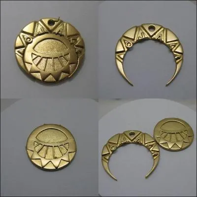 A qui appartiennent ces 2 pendentifs en or ?