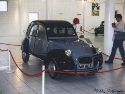 Quelle est la couleur de cette dernire 2CV sortie des chanes de Mangualde au Portugal, le 27 juillet 1990 ?