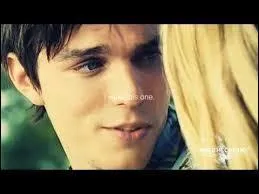 A cet instant R tait-il compltement humain ?