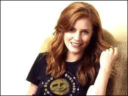 Dans  la Nuit au Muse 2 , qui joue le rle de la jeune femme au muse ?