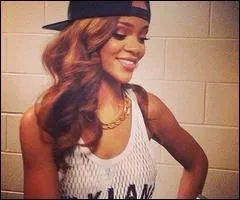 De quelle couleur sont les yeux de Rihanna ?