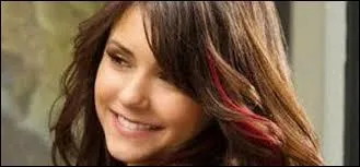 Qu'est-ce qui cause la transformation d'Elena en vampire ?