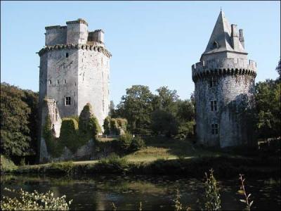 Forteresse situe au coeur des landes de Lanvaux dans le Morbihan, je fus le refuge du chef chouan Cadoudal, qui suis-je ?