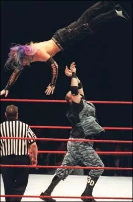 Qui a l'audace de jeter un Jeff Hardy en l'air ?