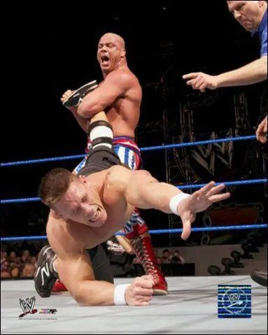 Qui est ce chauve en train de pter la cheville de John Cena ?