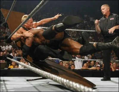 Qui se fait dfoncer par Bobby Lashley ?