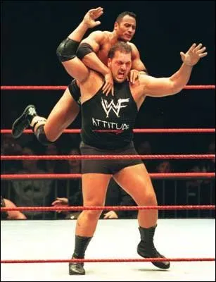 Qui est ce catcheur sautant ici sur les paules du Big Show et dont la coupe de cheveux montre que la photo commence  dater ?