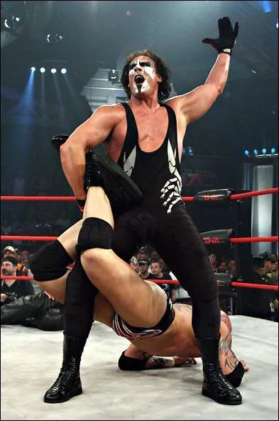 Qui est cet homme qui semble adorer faire du gribouillage sur sa figure ?