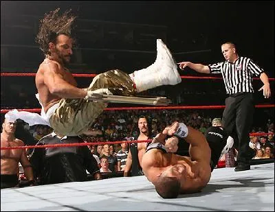 Quel est ce vritable sado-maso, rput pour ses nombreux matches hardcores, qui s'apprte  craser John Cena ?