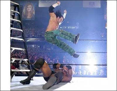 Qui est cet homme appliquant cette descente de la cuisse sur Bobby Lashley et ayant la rare particularit de marcher comme un canard ?