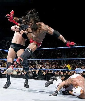 Qui est-ce qui s'envole ici pour porter ce coup de pied ?