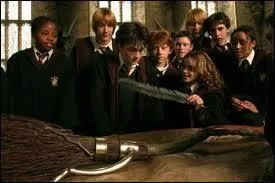 A la fin du film  Harry Potter et le Prisonnier d'Azkaban , Harry reoit un clair de Feu, qui lui a offert ?