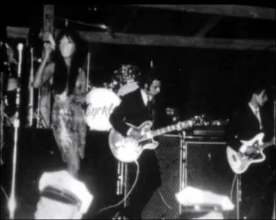 Quel est le nom d'un célèbre groupe de Boston, qui a joué avec les Beatles au Shea Stadium en 1966 ?