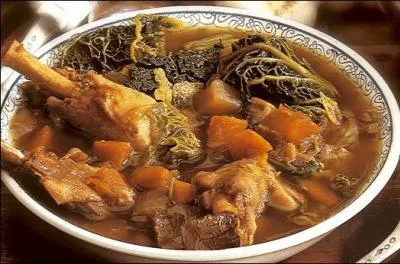 Cette soupe au chou avec morceaux de lgumes et viandes confites (cuisses d'oie ou de canard), traditionnelle de la cuisine gasconne, est :