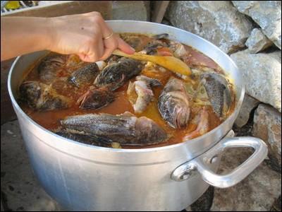 Cette soupe de poissons, originaire de Marseille, servie avec une rouille, est :