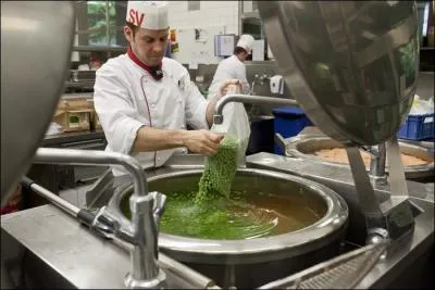 Dans la brigade de cuisine d'un restaurant, qui est responsable de la confection des potages ?