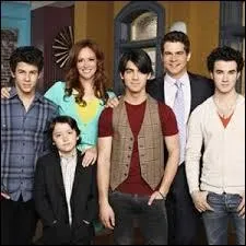 Dans  Jonas  comment s'appelle le petit frre de Joe, Nick et Kevin ?