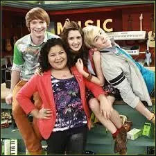 Dans  Austin et Ally  avec qui Ally monte-t-elle pour la premire fois sur scne ?