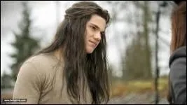 Comment sont les cheveux de Jacob au moment o il rencontre la magnifique Bella ?