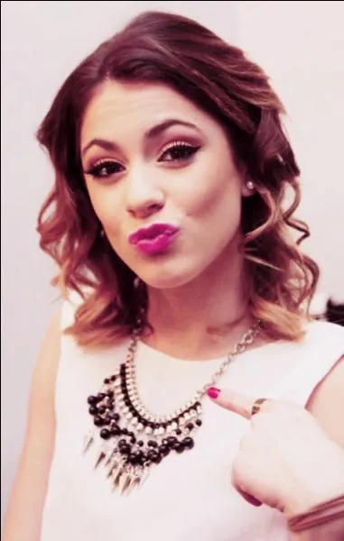 Quelle langue parle-t-elle en plus de l'espagnol ?