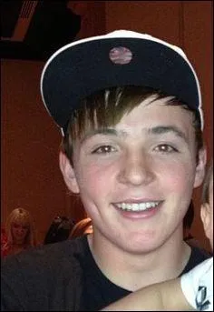 Comment s'appelle le frre de la famille Lynch qui ne fait pas partie du groupe R5 ?