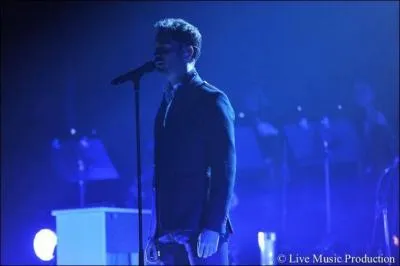 Par quelle chanson commencent ses concerts ?