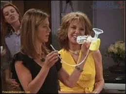 A la fte pour le bb de Rachel, qui oublie d'inviter sa mre ?