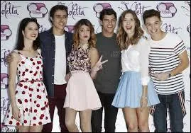 Dans la saison 2 de  Violetta , Martina hsite entre :