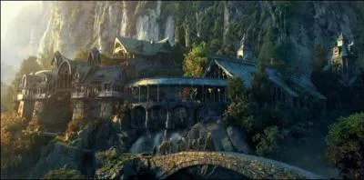 Quel grand roi des Noldor vient  la rencontre de Grand-Pas et des Hobbits devant Fondcombe ?