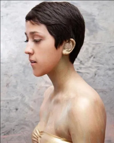 A Hawa, il est interdit de se mettre une pice dans l'oreille !