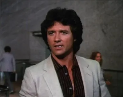 Qui renverse Bobby Ewing  la fin de la huitime saison ?