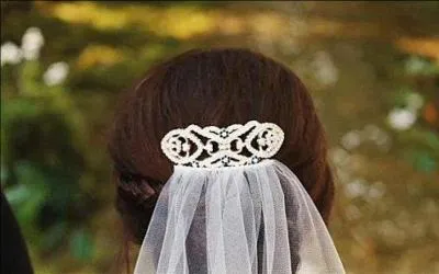 La broche que Bella porte sur la photo a t offerte par ...