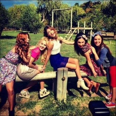 Quelle est la personne avec qui Martina s'entend le mieux sur le plateau de Violetta ? (dans la vraie vie)