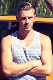 Qui a jet de l'eau sur Julien  le blond  pendant son sommeil ?