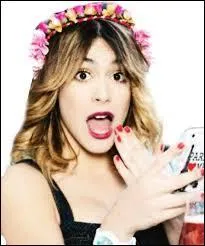 Comment surnomme-t-on les fans de Martina Stoessel ?