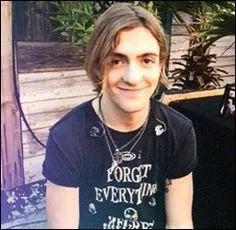 De quelle couleur est la guitare de Rocky ?