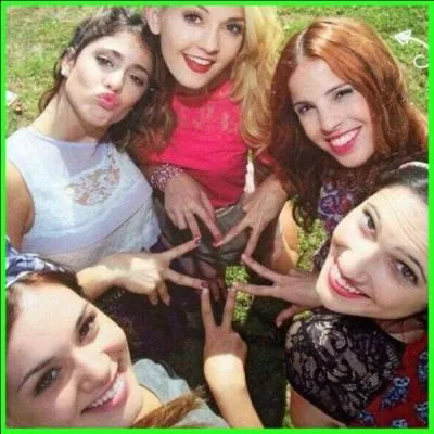 Que font les acteurs du casting au lieu de se reposer pendant les pauses d'aprs Mercedes ?