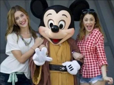 Qui est la prsentatrice du  Zapping Zone  sur la chane  Disney Channel Amrique Latine  ?