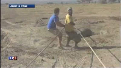 Ce rcit ainsi que la vido ont fait le tour du monde, trois personnes ont sauv un ... ... ..... tomb dans un trou, en Afrique !