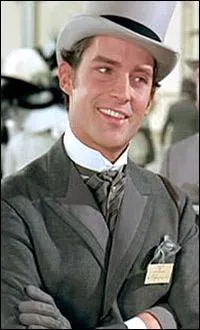 Alors que la jeune femme est invite aux courses d'Ascot, elle rencontre un jeune homme qui tombe fou amoureux d'elle, quel est son nom ?