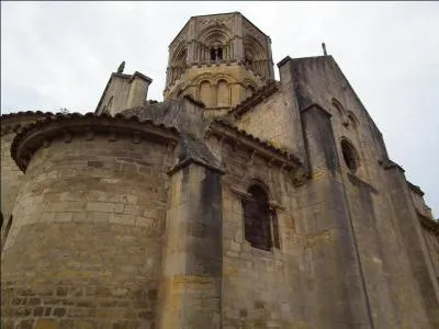 Quel est ce superbe village du dpartement de Sane-et-Loire, berceau de saint Hugues, abb btisseur de Cluny, dont on admirera la jolie glise Saint-Hilaire ?